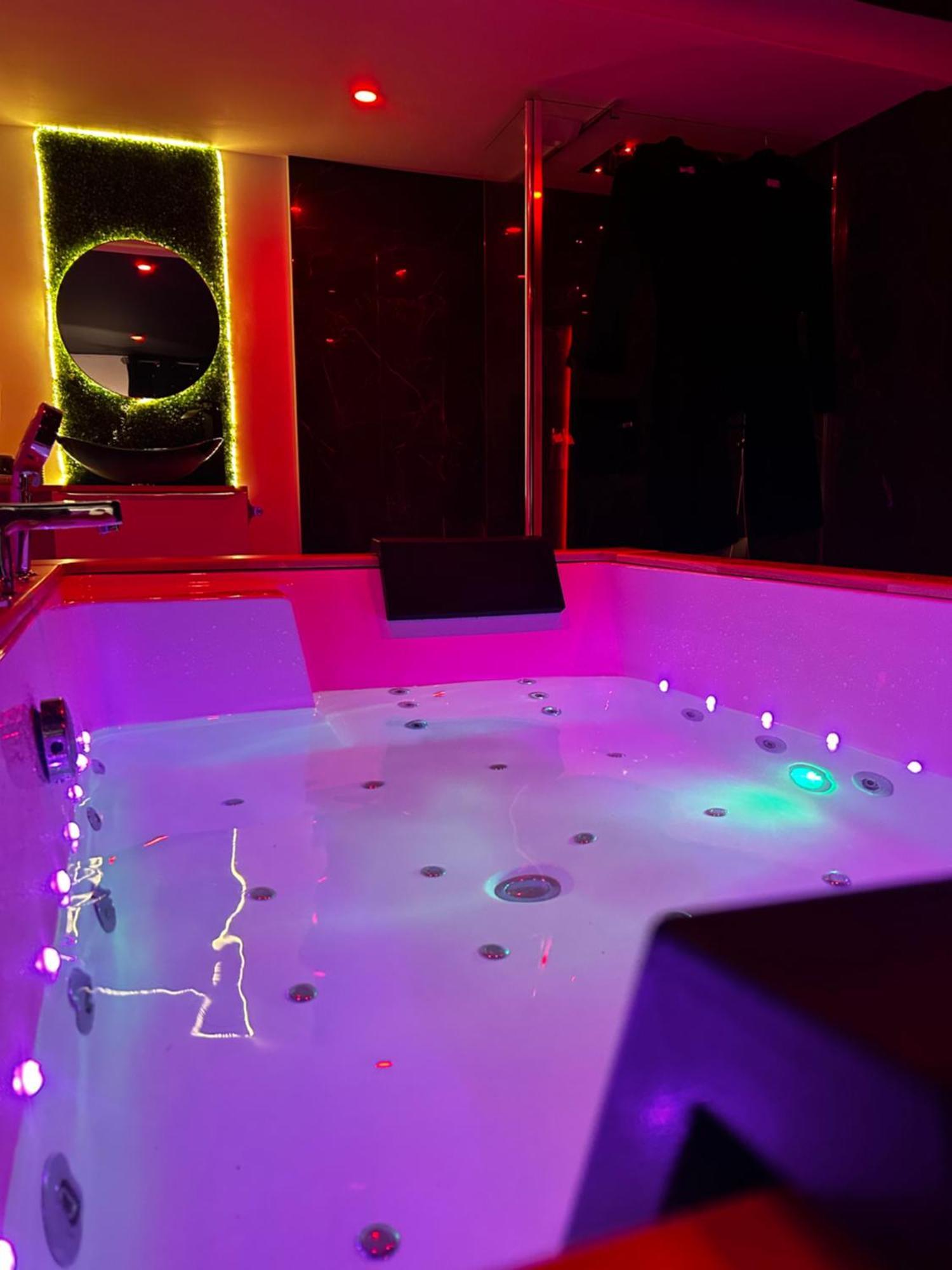 Love Room Haut De Gamme - L'Extase Avec Jacuzzi Violaines Экстерьер фото