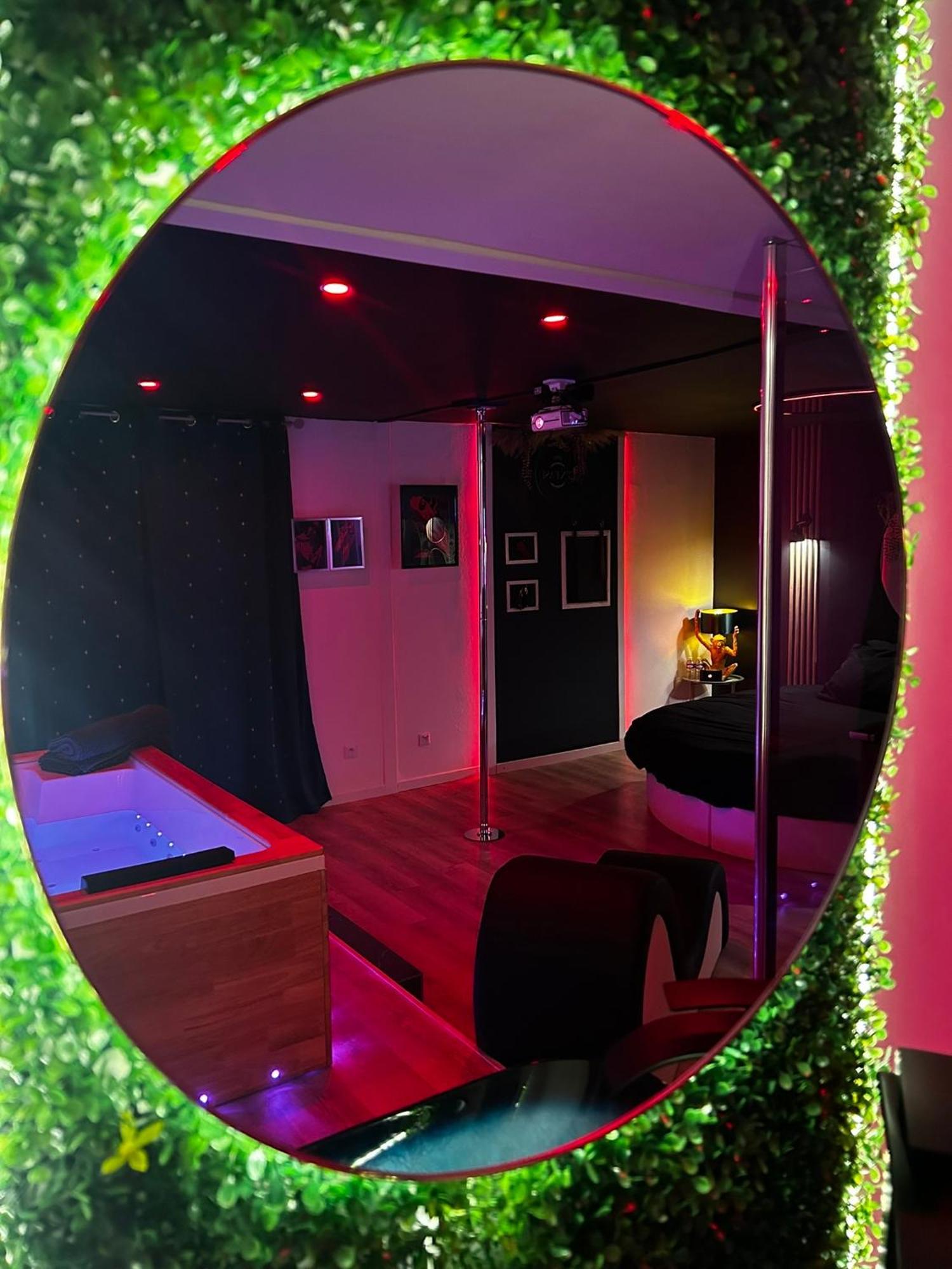Love Room Haut De Gamme - L'Extase Avec Jacuzzi Violaines Экстерьер фото